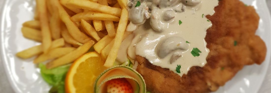 Champignonschnitzel mit Pommes aus der internationalen Küche