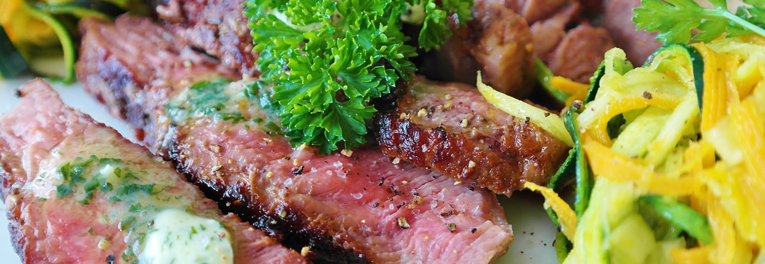 Argentinisches Steak mit frischen Beilagen im Steakhaus bei Jasmin
