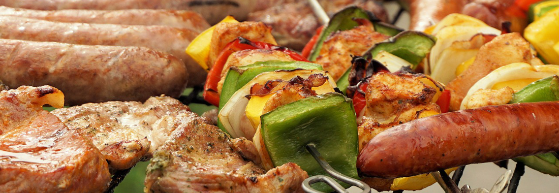 Balkan-Grillplatte mit verschiedenen Fleischspezialitäten und Gemüse