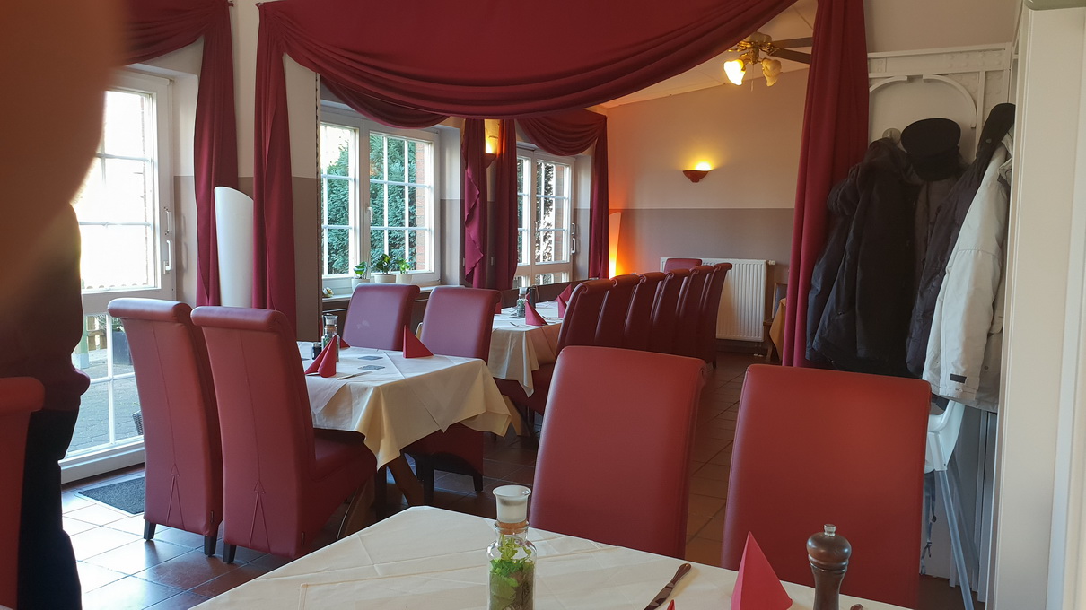 Gedeckte Tische im Restaurant für gemeinsame Essen und Feiern